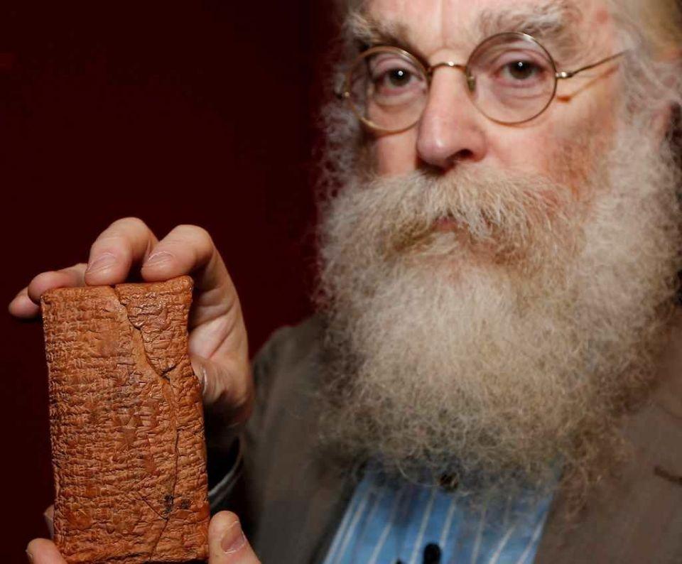 O Dr Irving Finkel com a tabuleta de 4000 anosque conta a historia da Arca